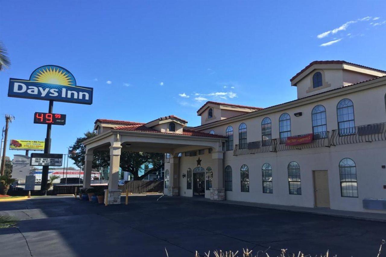 Days Inn By Wyndham Near Seaworld San Antonio Exterior photo