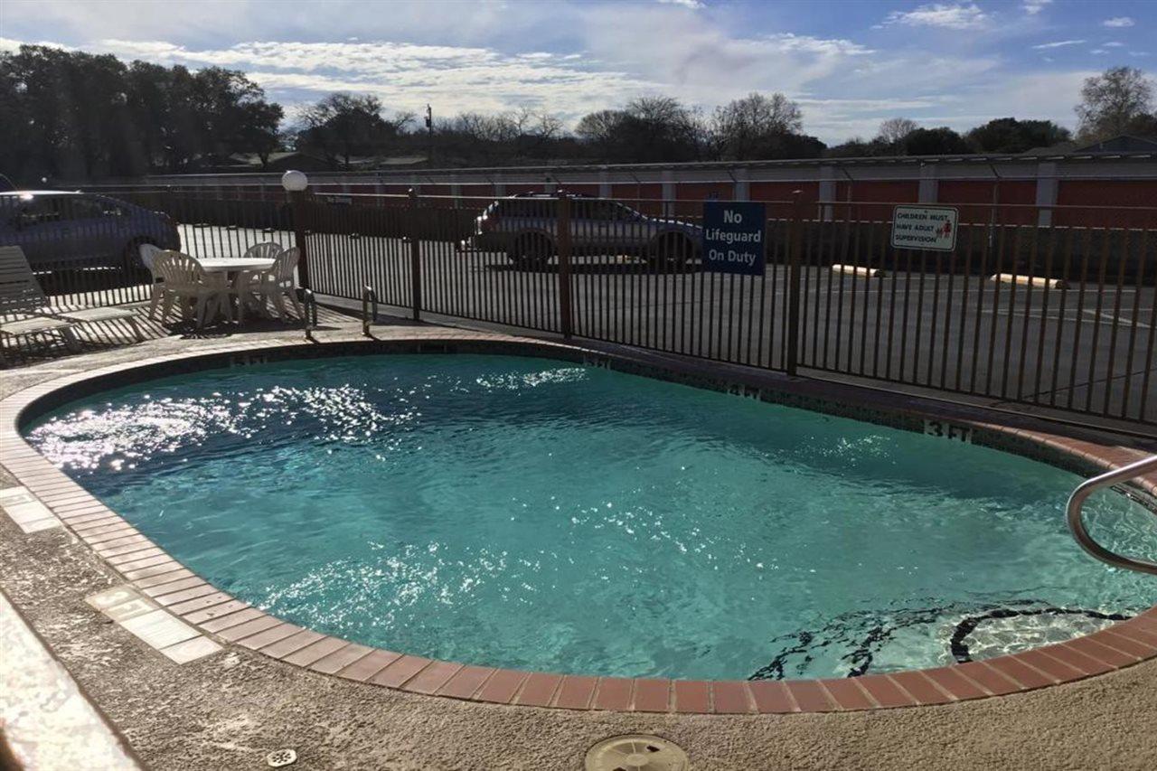 Days Inn By Wyndham Near Seaworld San Antonio Exterior photo