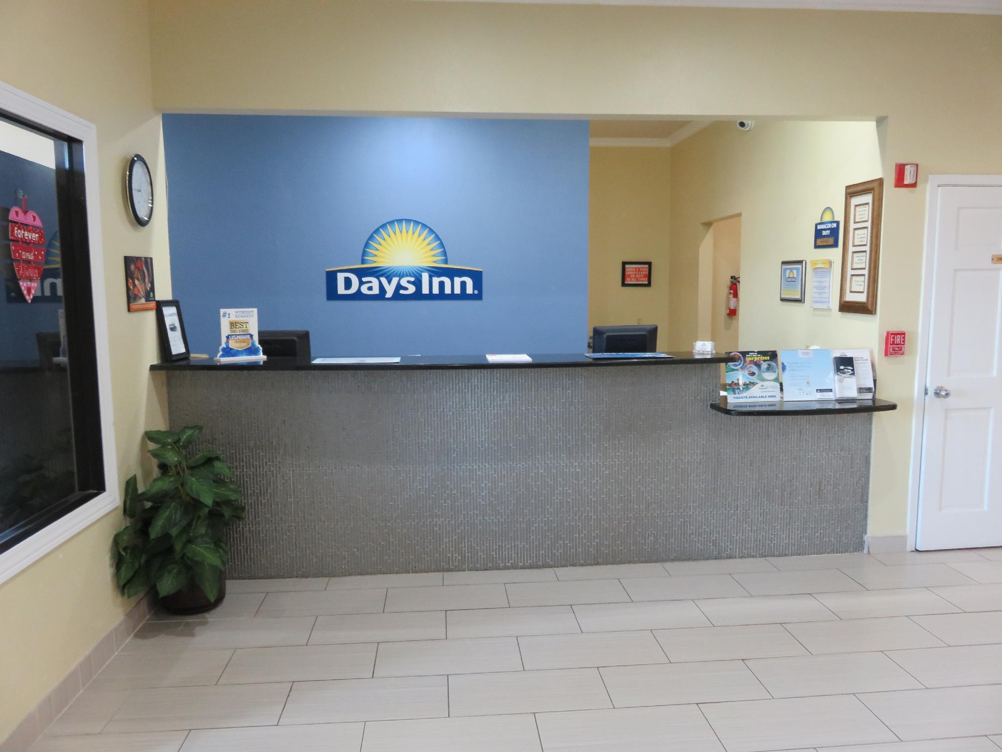 Days Inn By Wyndham Near Seaworld San Antonio Exterior photo