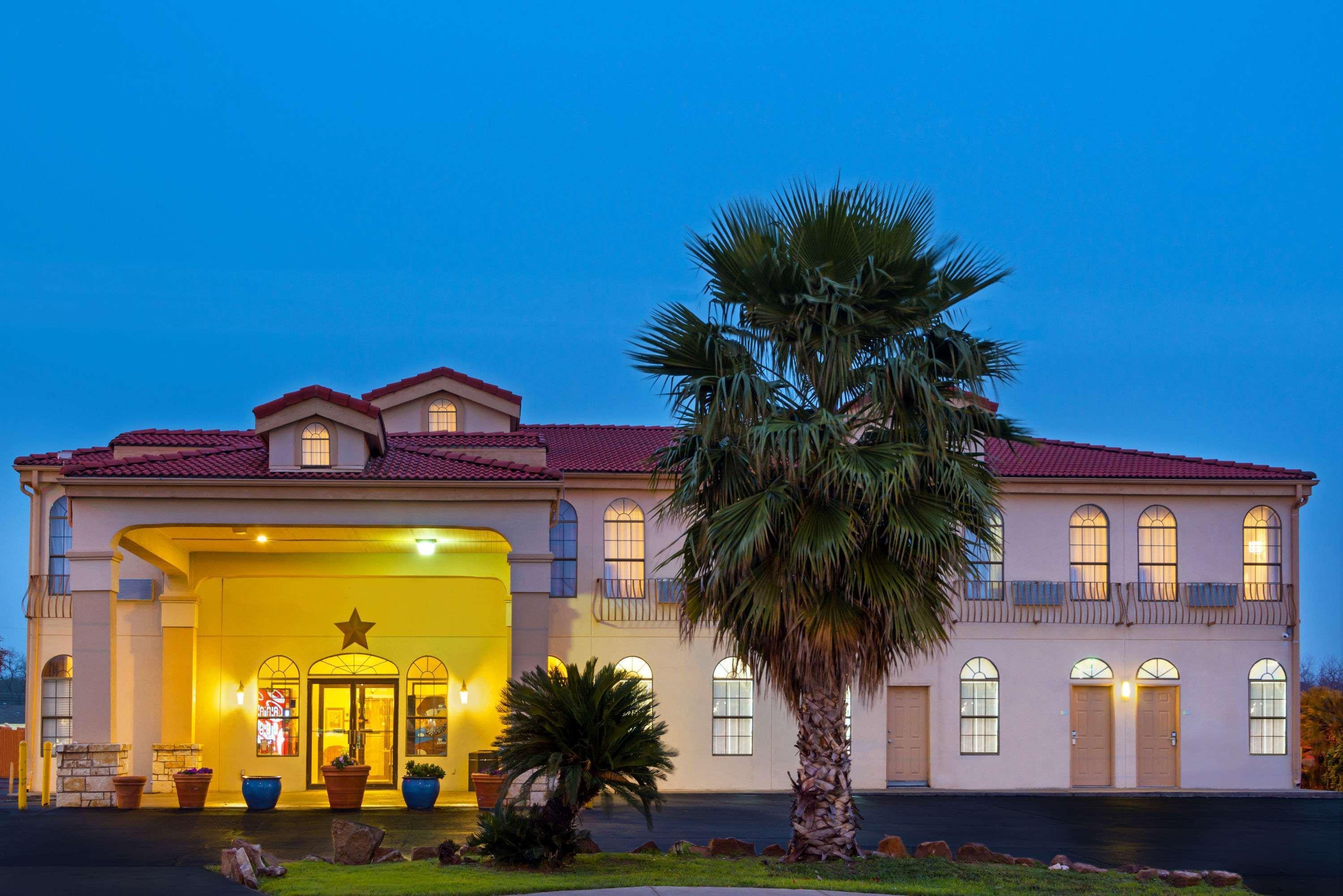 Days Inn By Wyndham Near Seaworld San Antonio Exterior photo