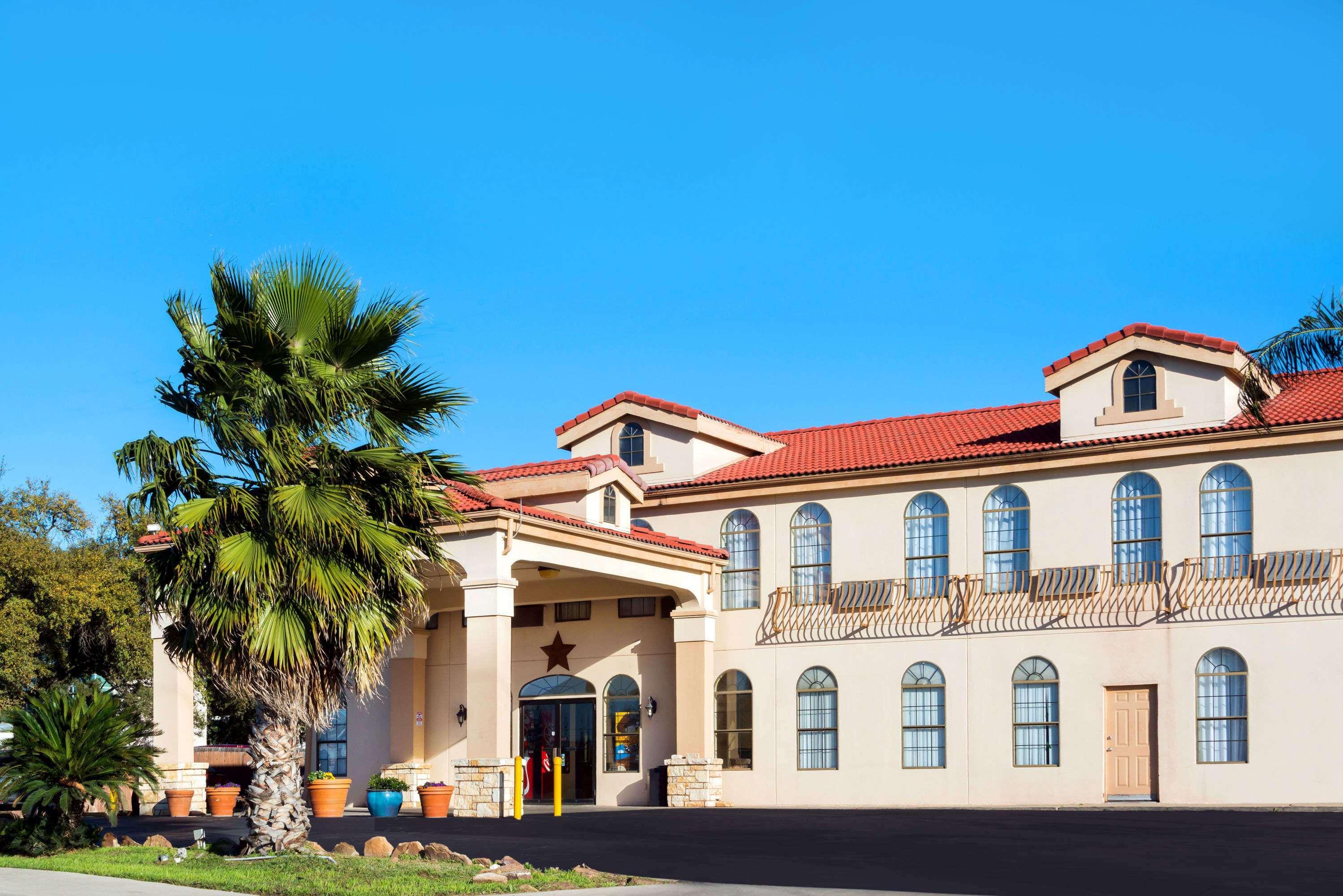 Days Inn By Wyndham Near Seaworld San Antonio Exterior photo