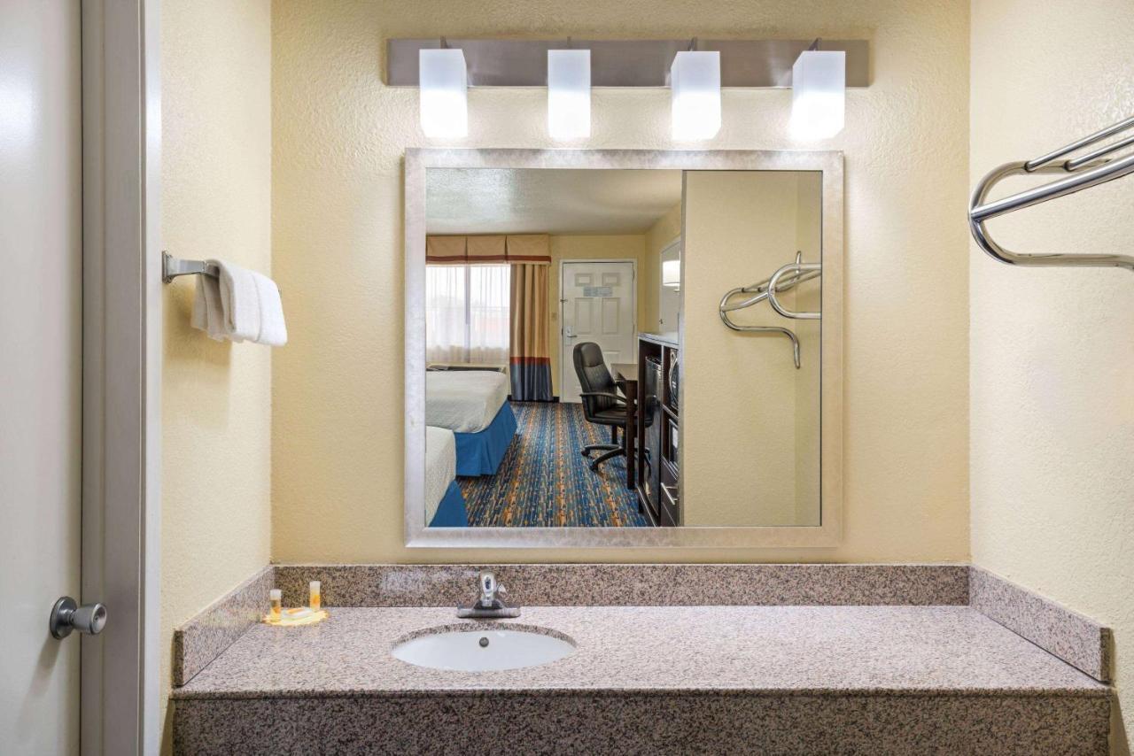 Days Inn By Wyndham Near Seaworld San Antonio Exterior photo