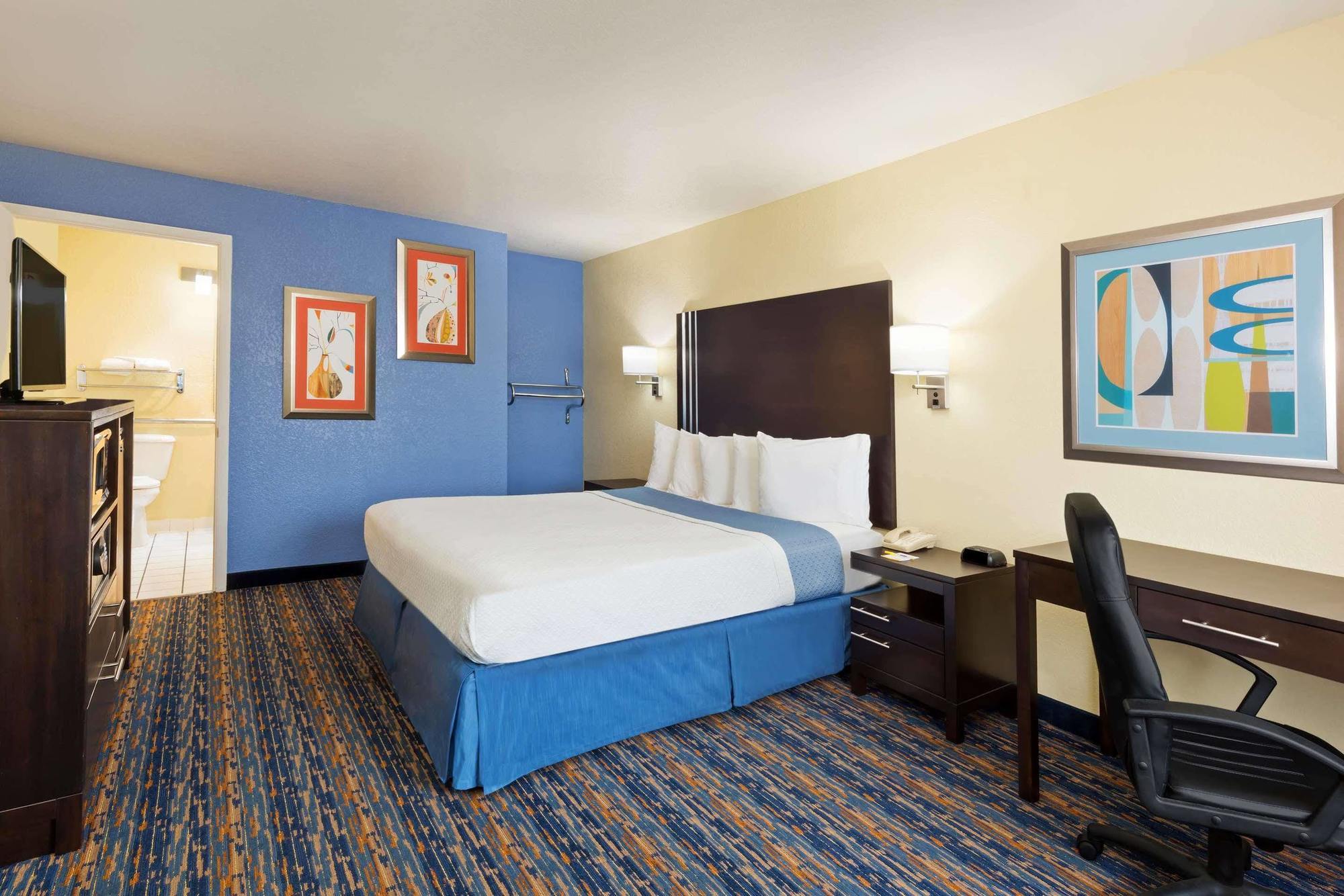 Days Inn By Wyndham Near Seaworld San Antonio Exterior photo