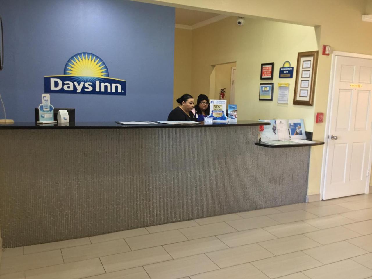Days Inn By Wyndham Near Seaworld San Antonio Exterior photo