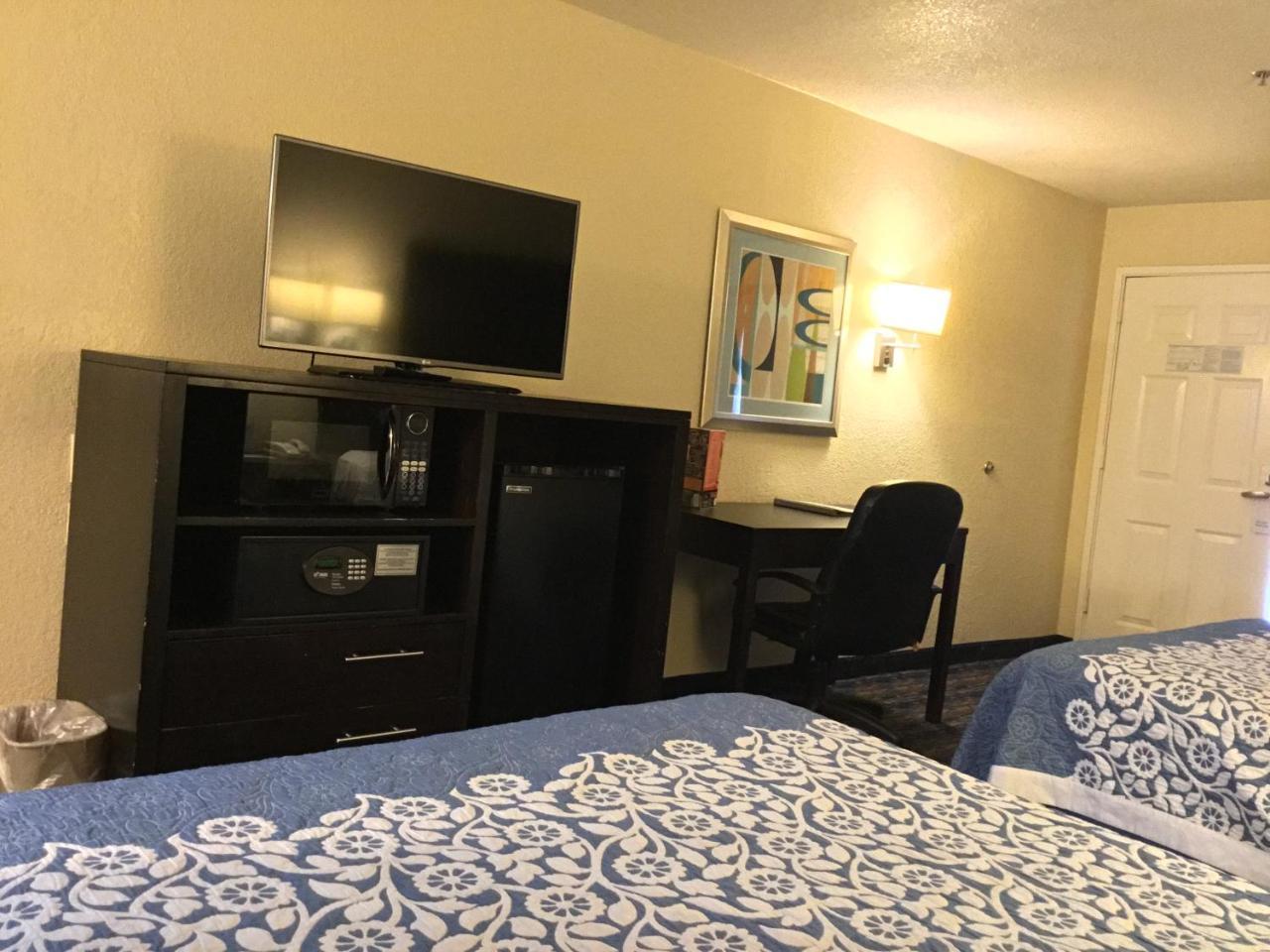 Days Inn By Wyndham Near Seaworld San Antonio Exterior photo